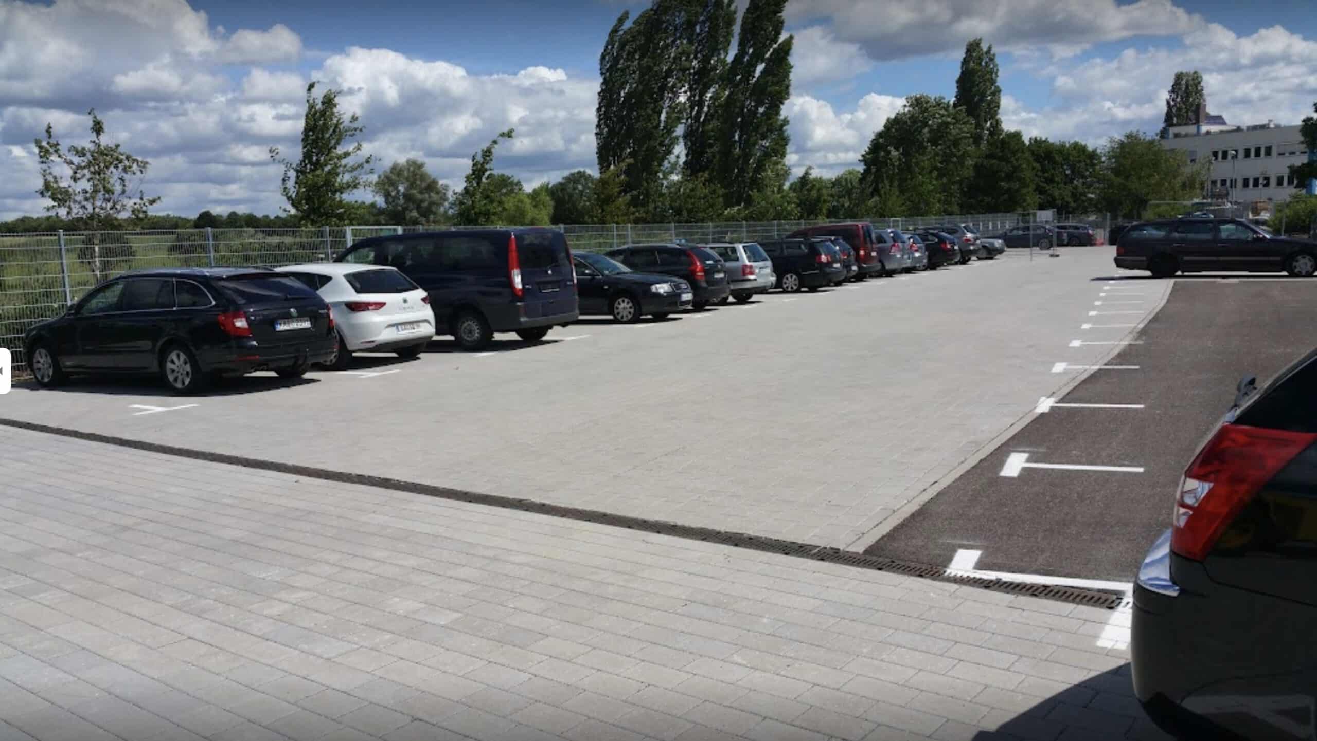 Parken Flughafen Stuttgart: Aufnahme eines Parkplatzes in der Nähe des Flughafen Stuttgart (STR) - günstig parken