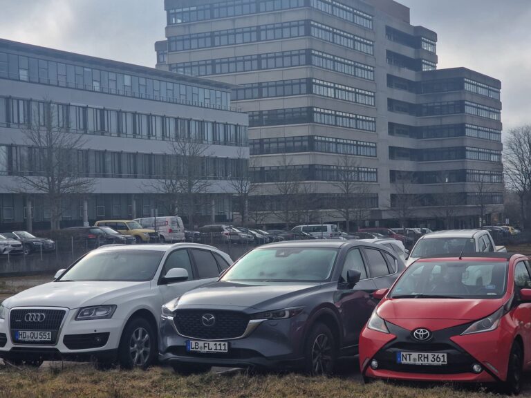 Parken Flughafen Stuttgart: Aufnahme eines Parkplatzes in der Nähe des Flughafen Stuttgart (STR) - günstig parken