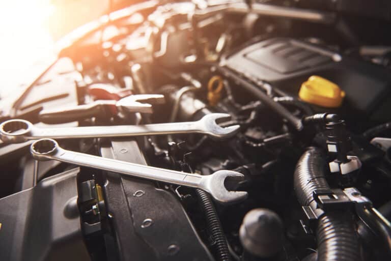 mechanic hand checking fixing broken car car service garage - Parken und Waschen